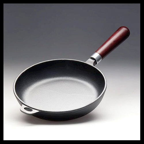 Сковорода d=30 см. h=6 см. чугунная с деревянной ручкой /1/4/