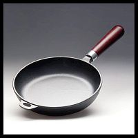 Сковорода d=30 см. h=6 см. чугунная с деревянной ручкой /1/4/